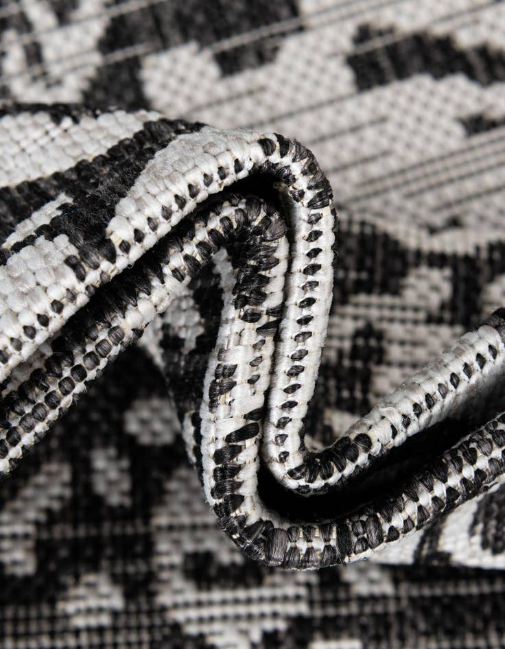 Detail image of 6' 7 x 6' 7  Washable Jill Zarin Dubai Indoor / Outdoor Round Rug