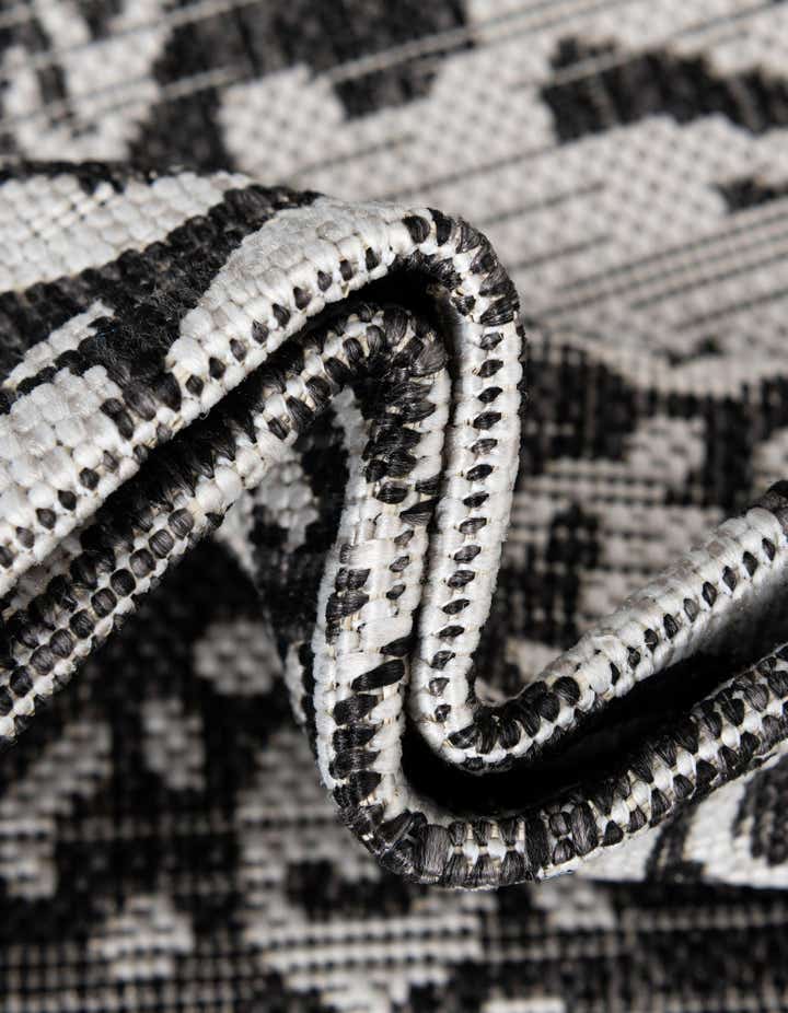 7' x 7' Easy-Clean Jill Zarin Indoor / Outdoor Round Rug