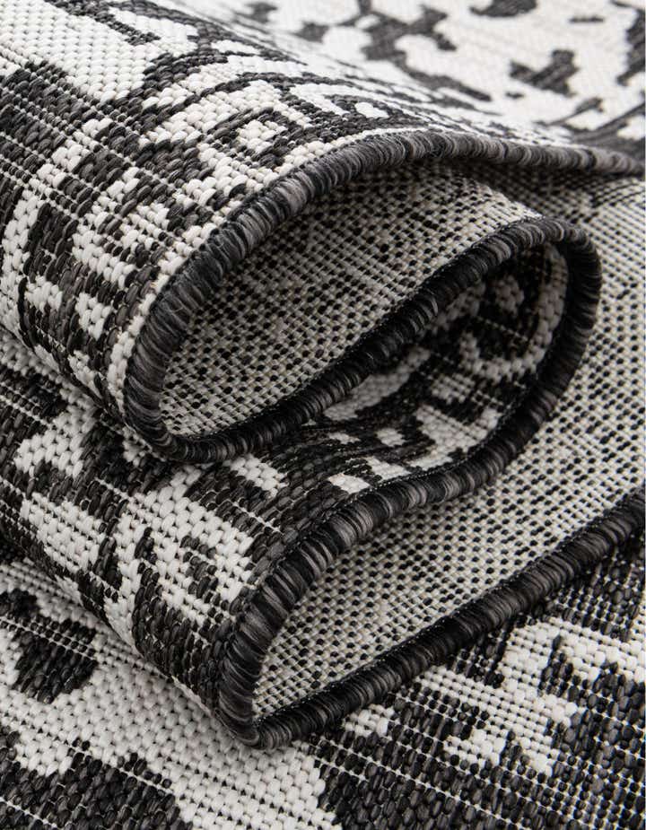 7' x 7' Easy-Clean Jill Zarin Indoor / Outdoor Round Rug