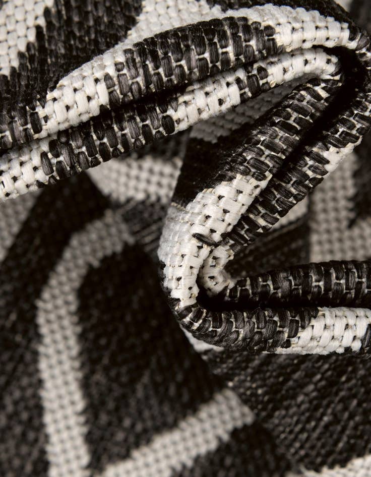 Detail image of 6' 7 x 6' 7 Easy-Clean Jill Zarin Turks and Caicos Indoor / Outdoor Round Rug