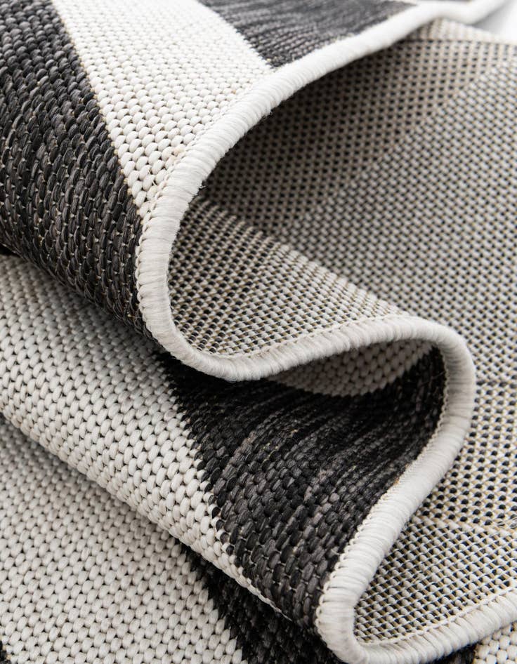 Detail image of 13' x 13' Easy-Clean Jill Zarin Indoor / Outdoor Round Rug