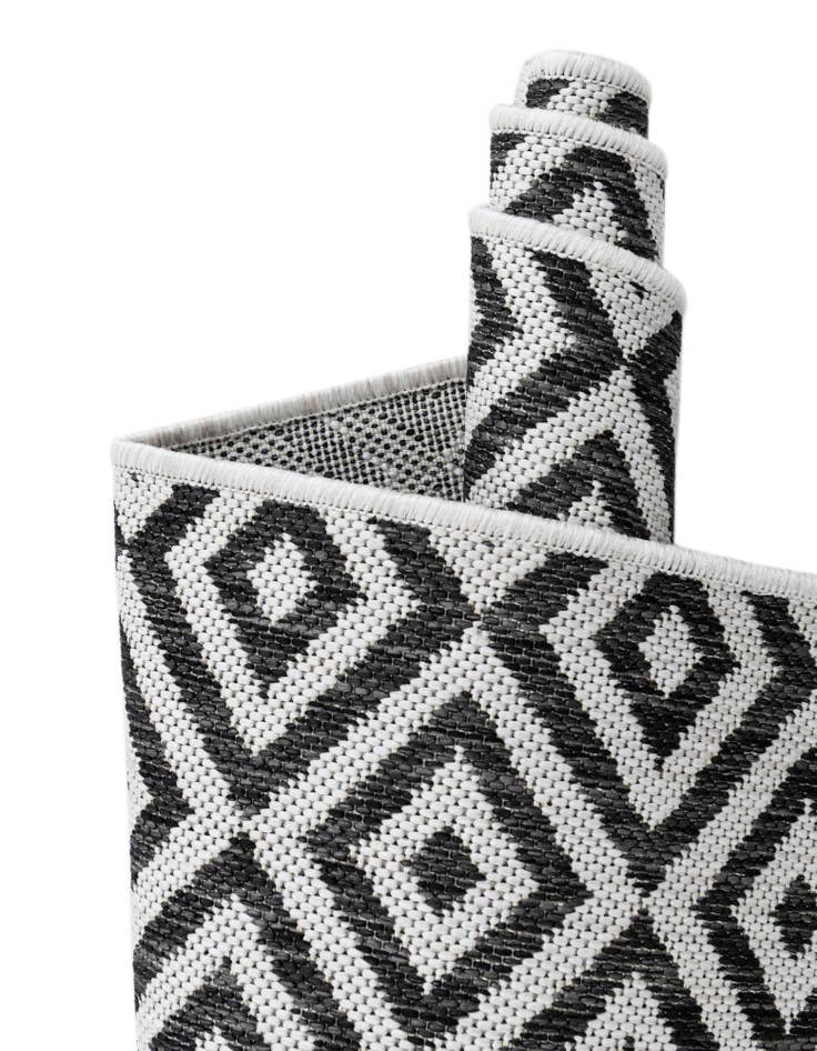 Detail image of 7' x 7' Easy-Clean Jill Zarin Indoor / Outdoor Round Rug