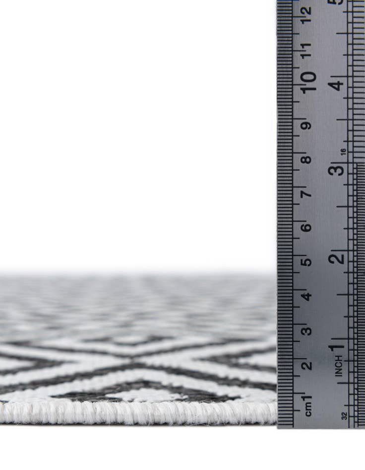 Detail image of 7' x 7' Easy-Clean Jill Zarin Indoor / Outdoor Round Rug