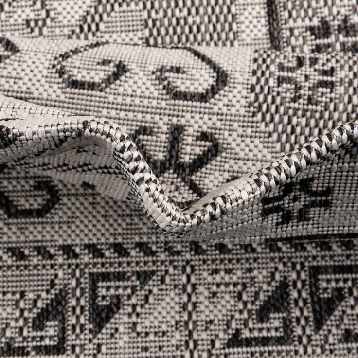 Detail image of 4' x 4' Easy-Clean Aztec Indoor / Outdoor Round Rug