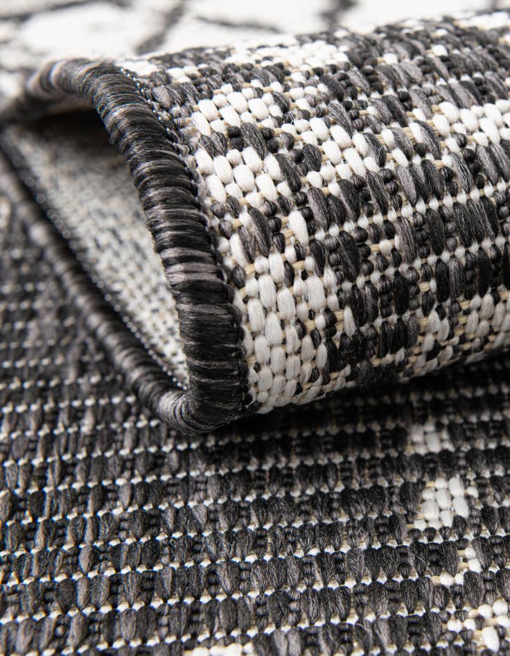 Detail image of 10' 8 x 10' 8 Easy-Clean Bohemian Indoor / Outdoor Round Rug