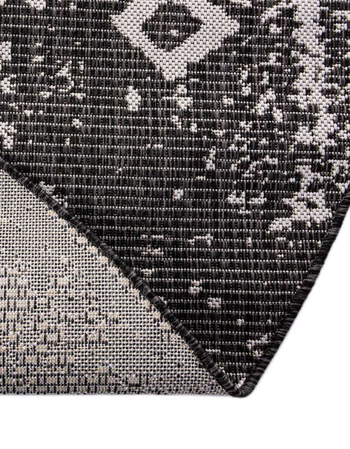 10' 8 x 10' 8 Easy-Clean Bohemian Indoor / Outdoor Round Rug