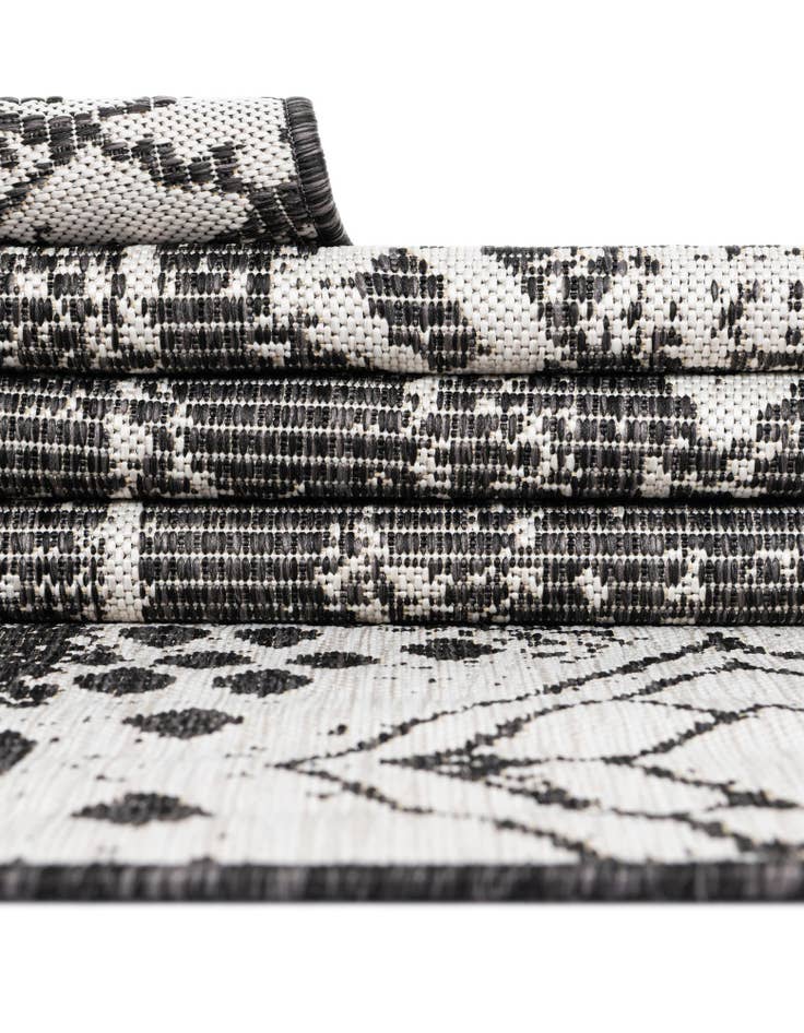 Detail image of 10' 8 x 10' 8 Easy-Clean Bohemian Indoor / Outdoor Round Rug