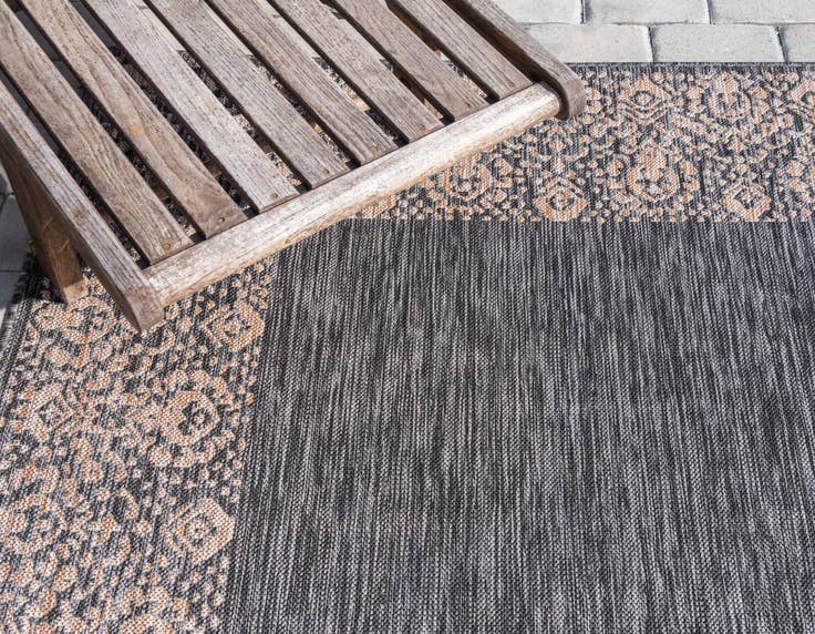 Detail image of 4' x 4' Easy-Clean Border Indoor / Outdoor Round Rug
