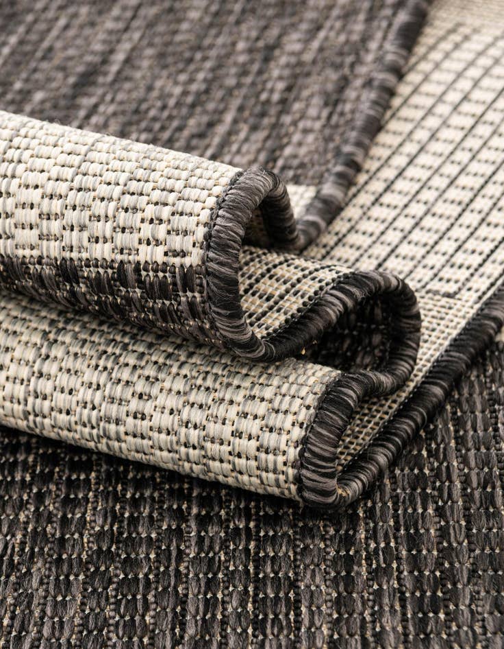 Detail image of 6' x 6' Easy-Clean Ribbon Indoor / Outdoor Round Rug