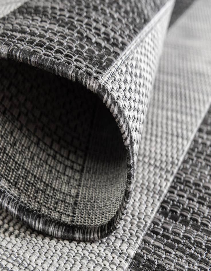 Detail image of 6' x 6' Easy-Clean Striped Indoor / Outdoor Round Rug