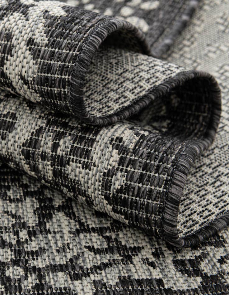 Detail image of 7' 10 x 7' 10  Washable Traditional Indoor / Outdoor Round Rug