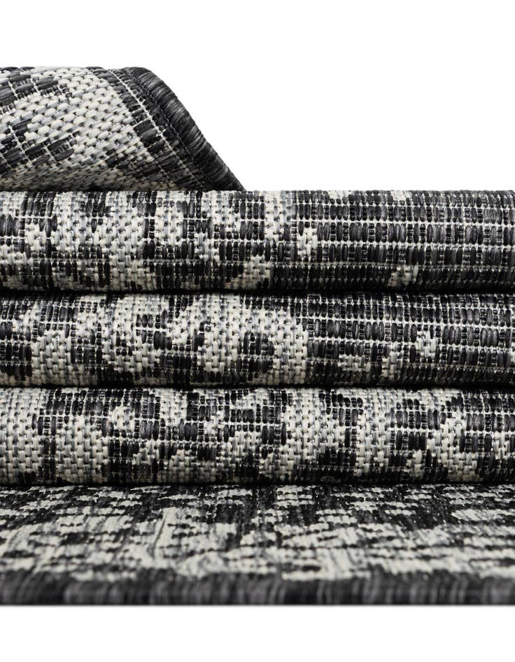 Detail image of 7' 10 x 7' 10  Washable Traditional Indoor / Outdoor Round Rug