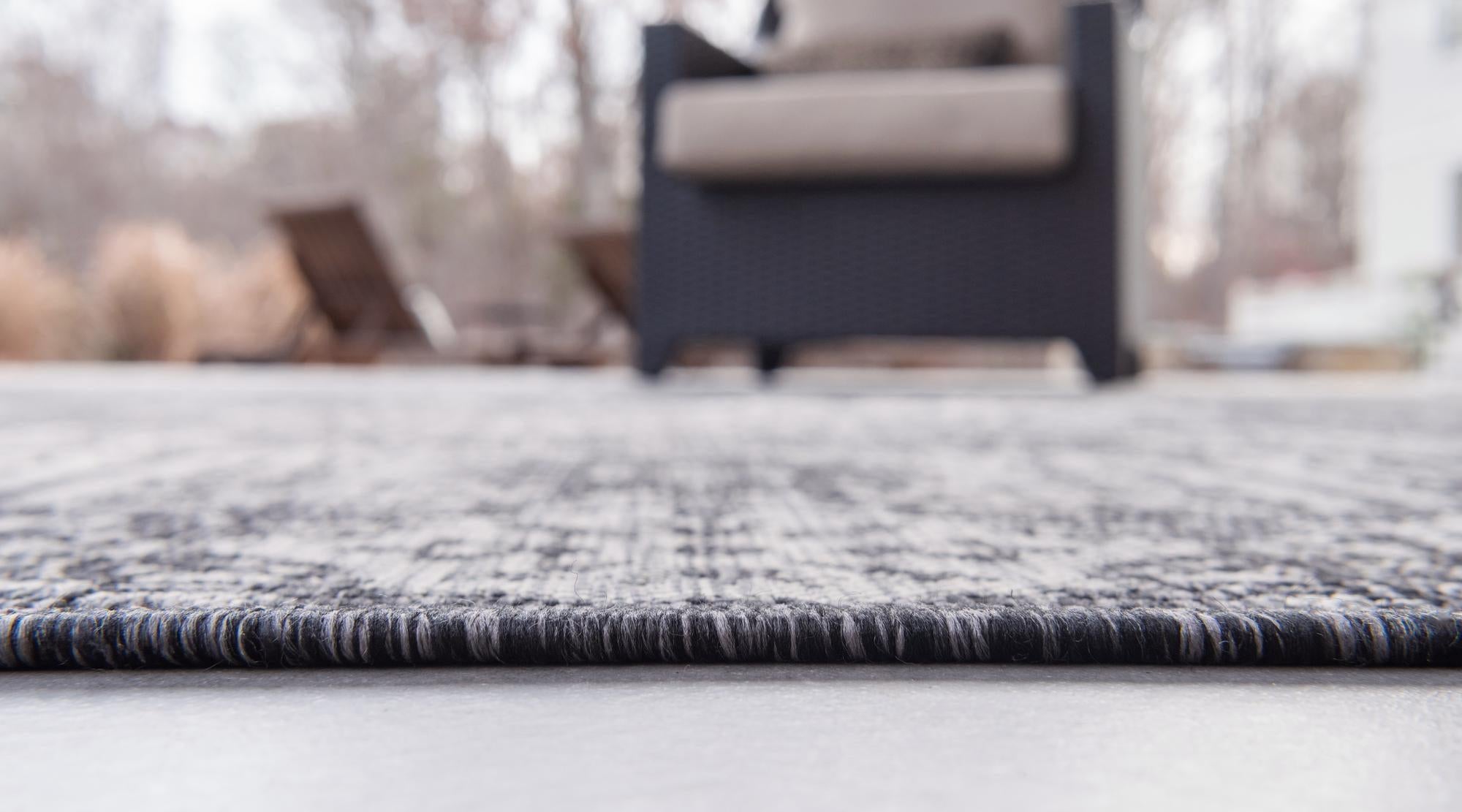10' x 10' Easy-Clean Traditional Indoor / Outdoor Round Rug