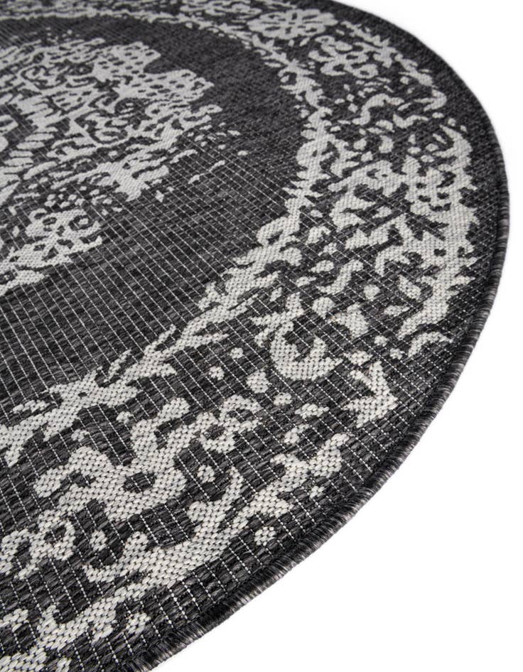 Detail image of 7' 10 x 7' 10  Washable Traditional Indoor / Outdoor Round Rug
