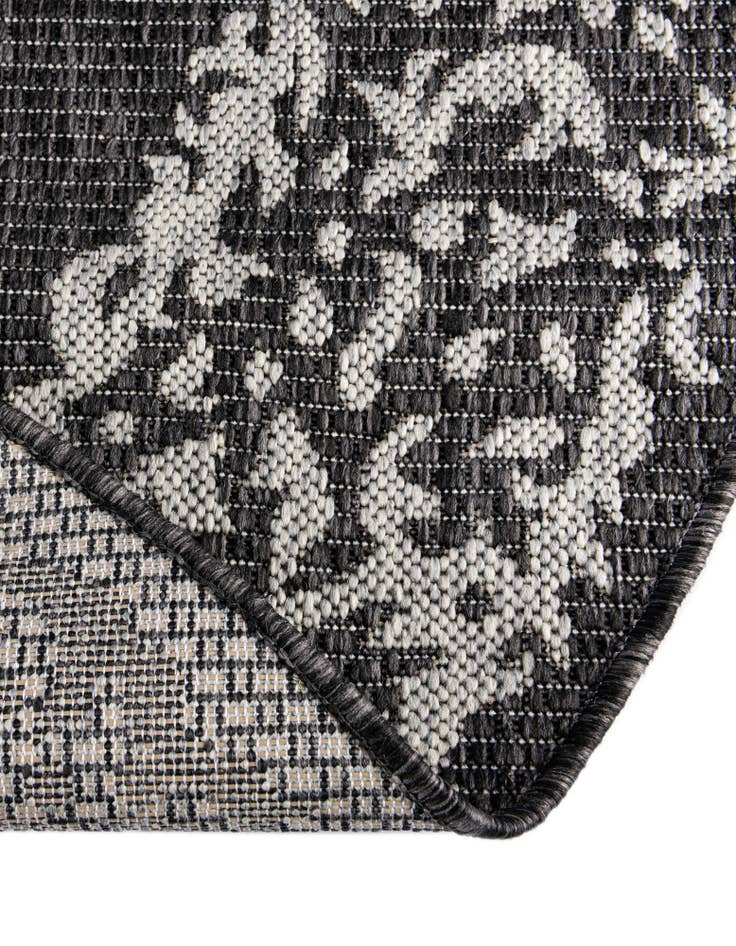 Detail image of 7' 10 x 7' 10  Washable Traditional Indoor / Outdoor Round Rug