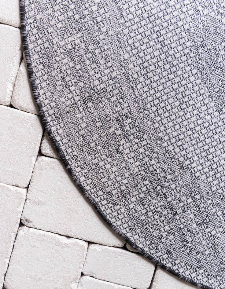 Detail image of 7' 10 x 7' 10  Washable Traditional Indoor / Outdoor Round Rug