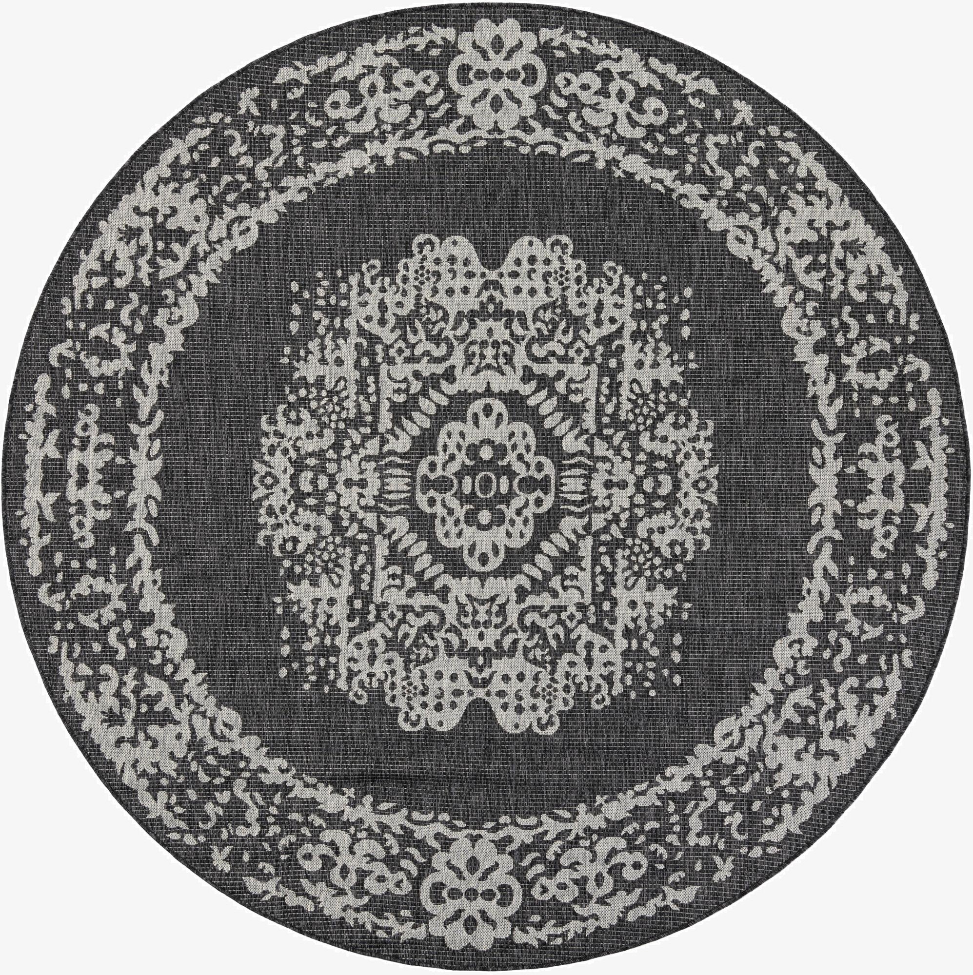 7' 10 x 7' 10  Washable Traditional Indoor / Outdoor Round Rug