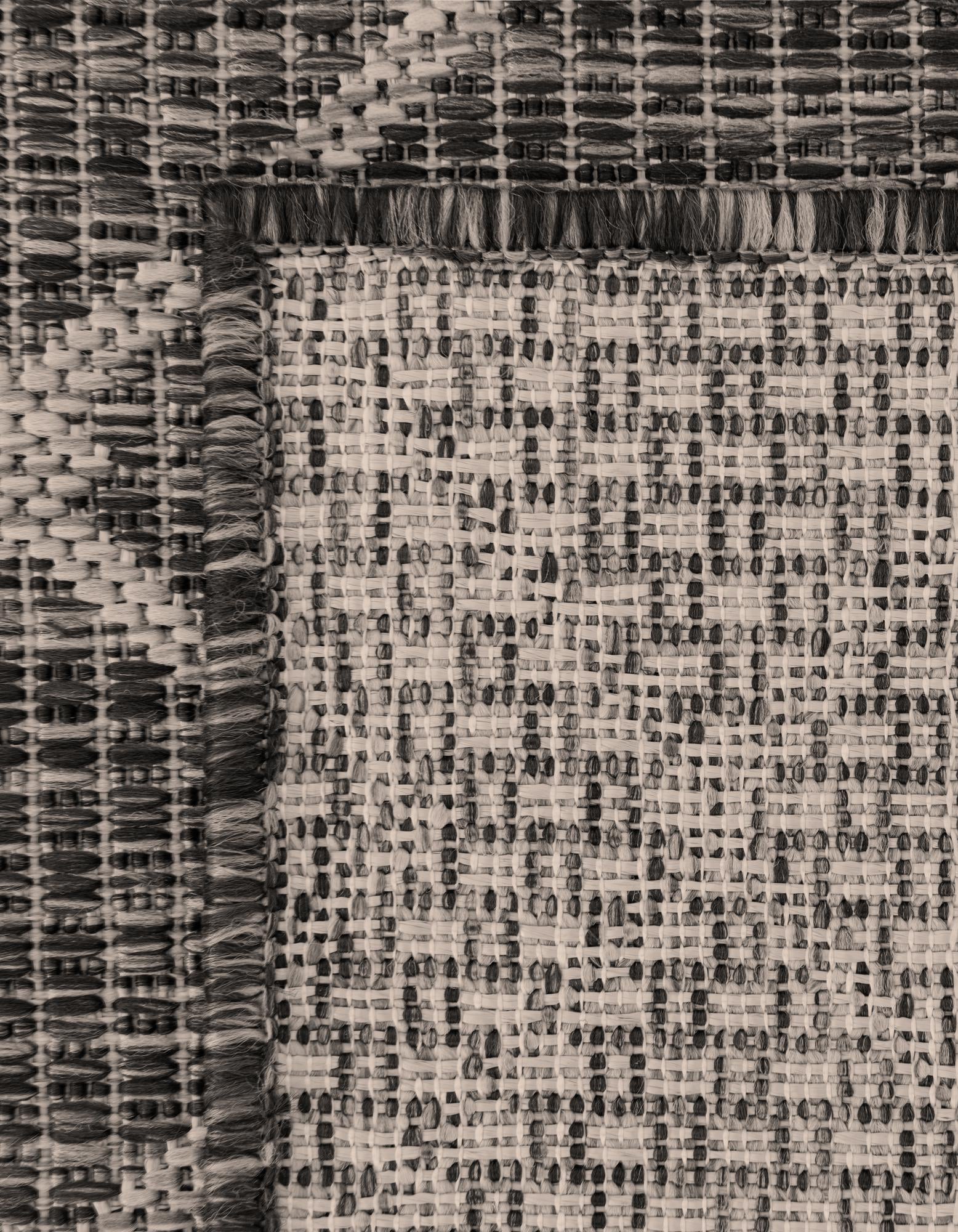 2' 7 x 10' Easy-Clean Lattice Indoor / Outdoor Runner Rug