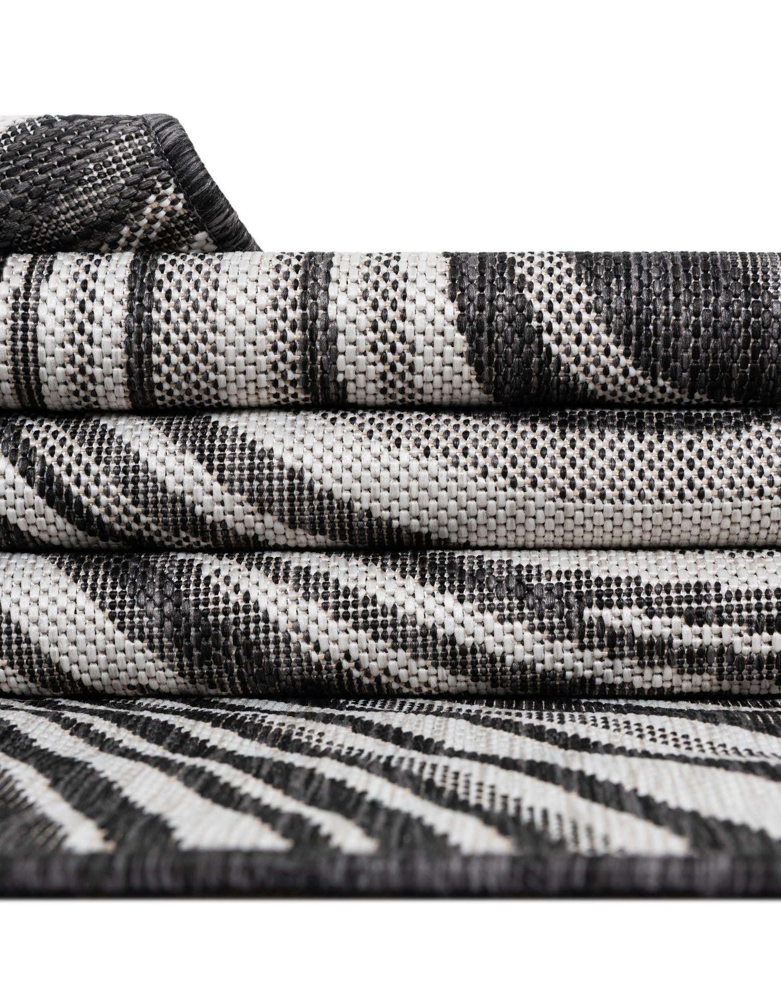 2' x 6' Easy-Clean Modern Indoor / Outdoor Runner Rug
