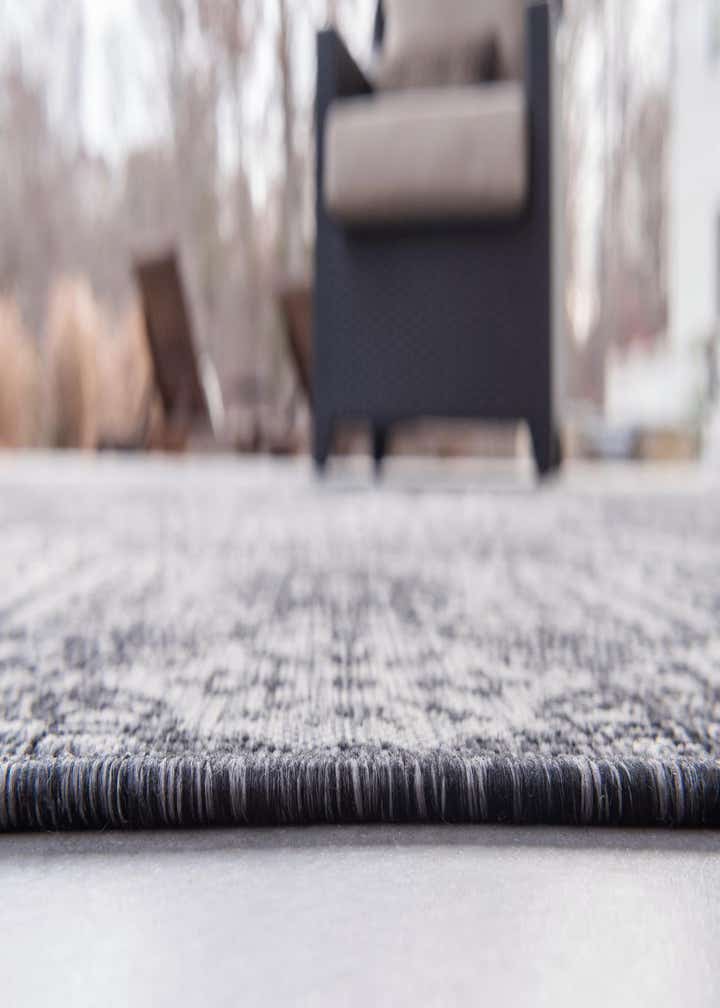 2' x 6' Easy-Clean Traditional Indoor / Outdoor Runner Rug