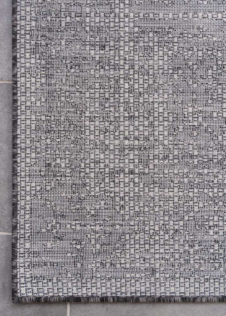 2' x 6' Easy-Clean Traditional Indoor / Outdoor Runner Rug