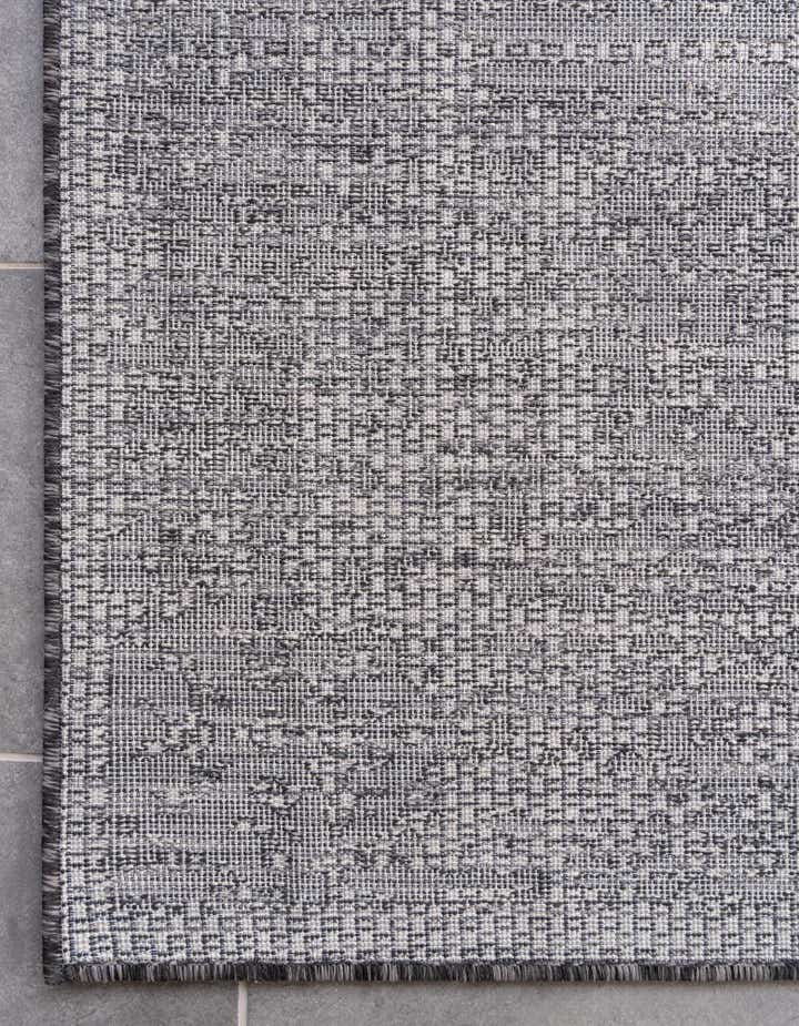 7' 10 x 7' 10 Easy-Clean Traditional Indoor / Outdoor Square Rug