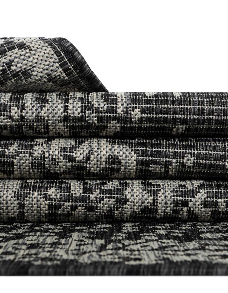 Detail image of 5' 3 x 5' 3 Easy-Clean Traditional Indoor / Outdoor Square Rug