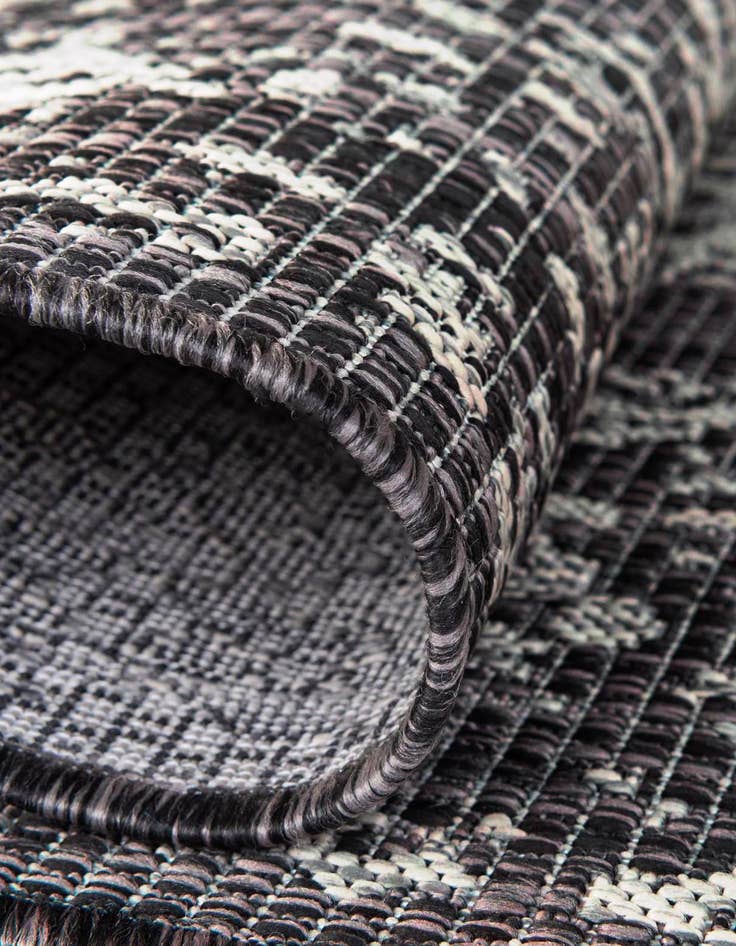 Detail image of 5' 3 x 5' 3  Washable Traditional Indoor / Outdoor Square Rug