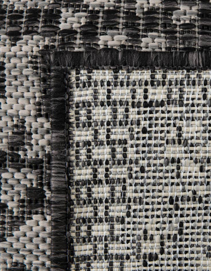 Detail image of 5' 3 x 5' 3  Washable Traditional Indoor / Outdoor Square Rug