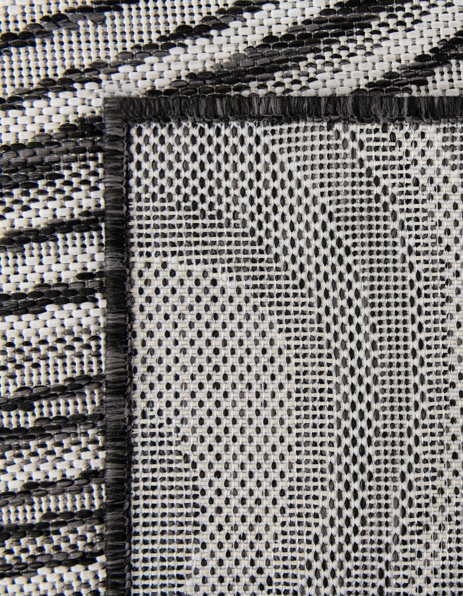 4' x 6' Easy-Clean Modern Indoor / Outdoor Rug