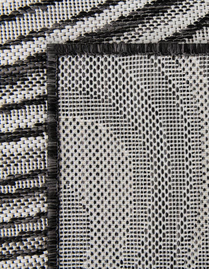 Detail image of 4' x 6' Easy-Clean Modern Indoor / Outdoor Rug
