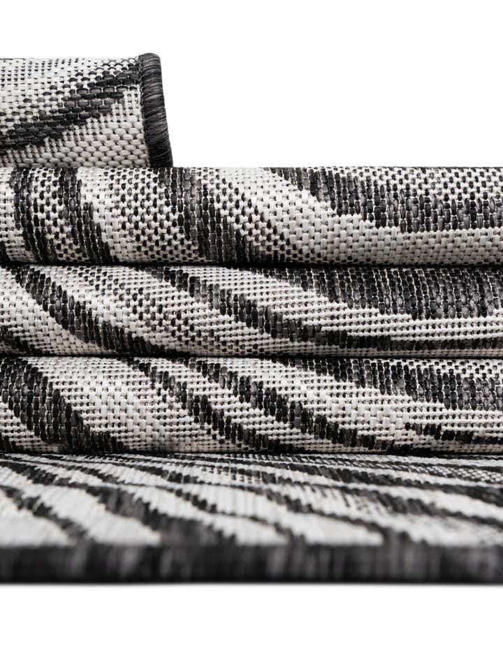 4' x 6' Easy-Clean Modern Indoor / Outdoor Rug