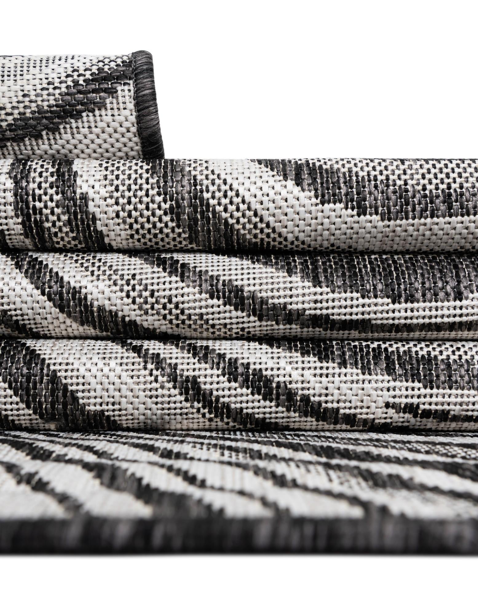 4' x 6' Easy-Clean Modern Indoor / Outdoor Rug
