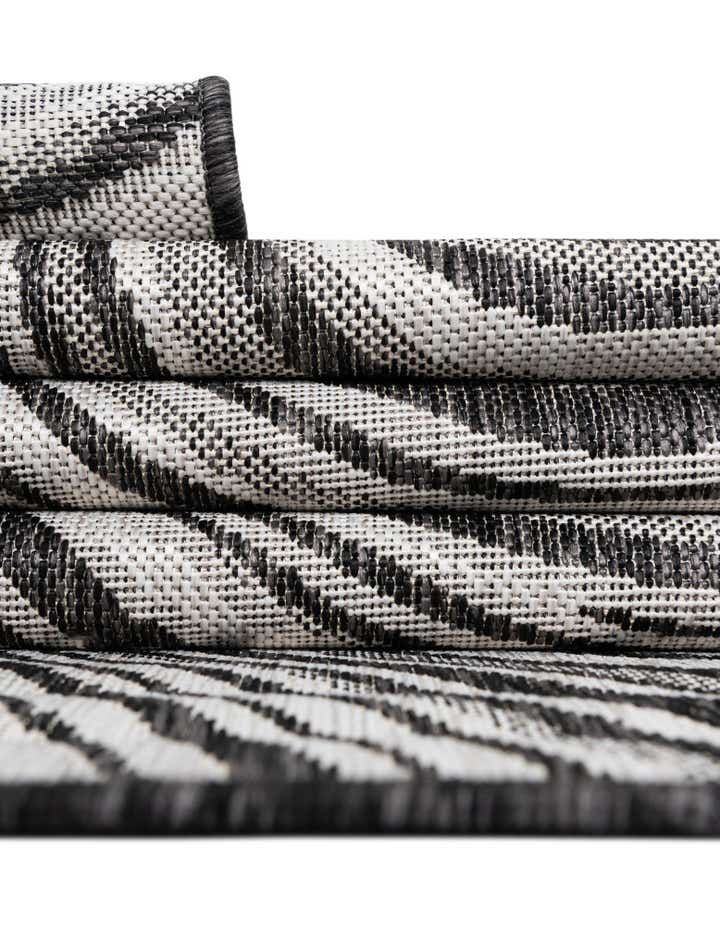 4' x 6' Easy-Clean Modern Indoor / Outdoor Rug