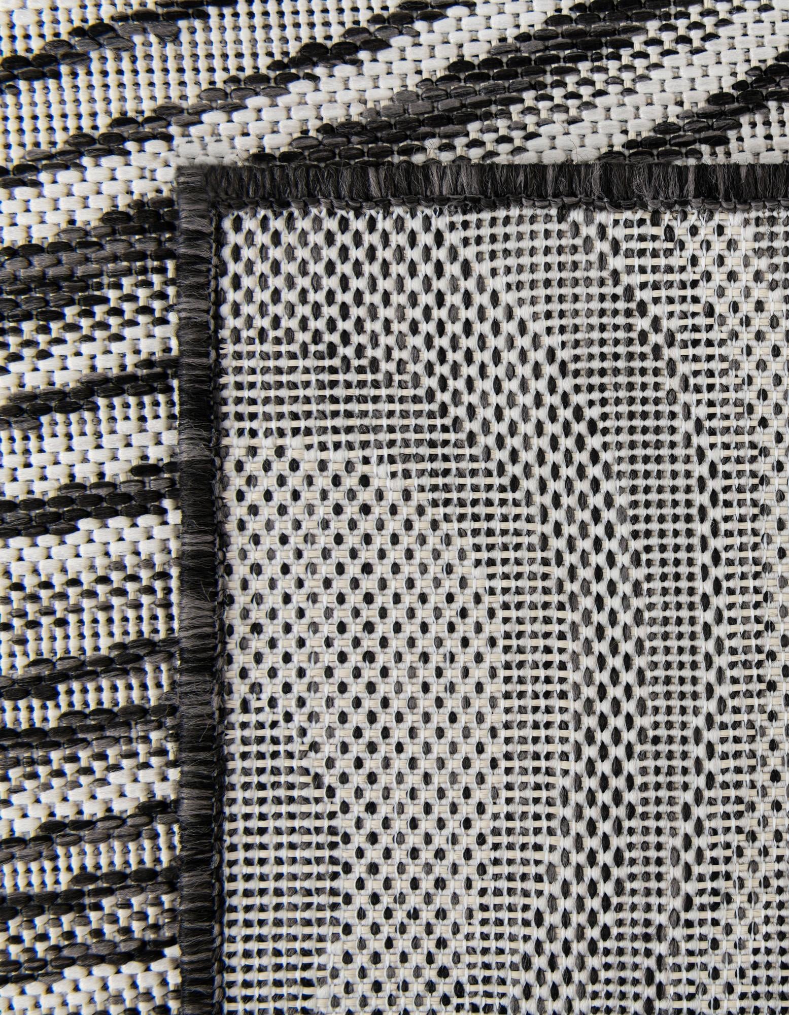 4' x 6' Easy-Clean Modern Indoor / Outdoor Rug