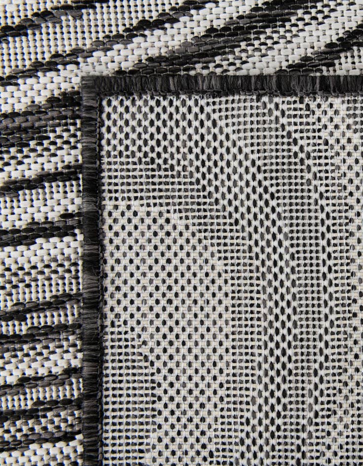 Detail image of 4' x 6' Easy-Clean Modern Indoor / Outdoor Rug
