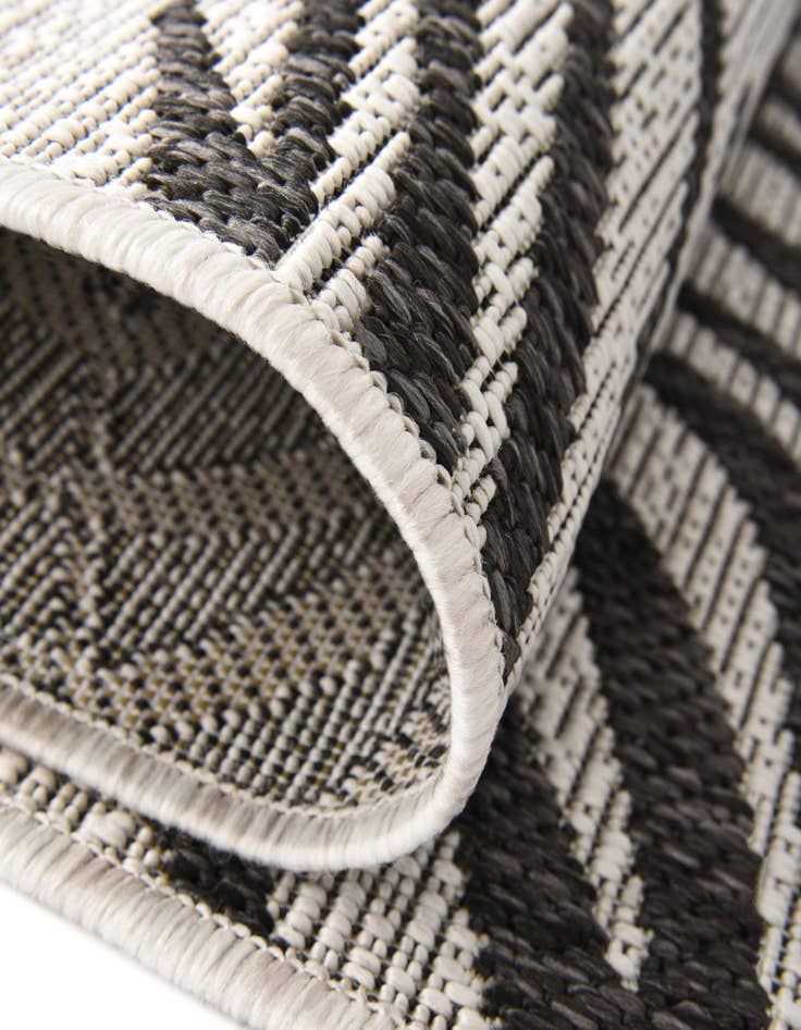 Detail image of 4' x 4'  Washable Botanical Indoor / Outdoor Round Rug