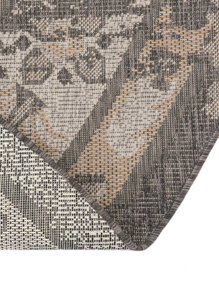 Detail image of 3' x 5' 3  Washable Traditional Indoor / Outdoor Oval Rug