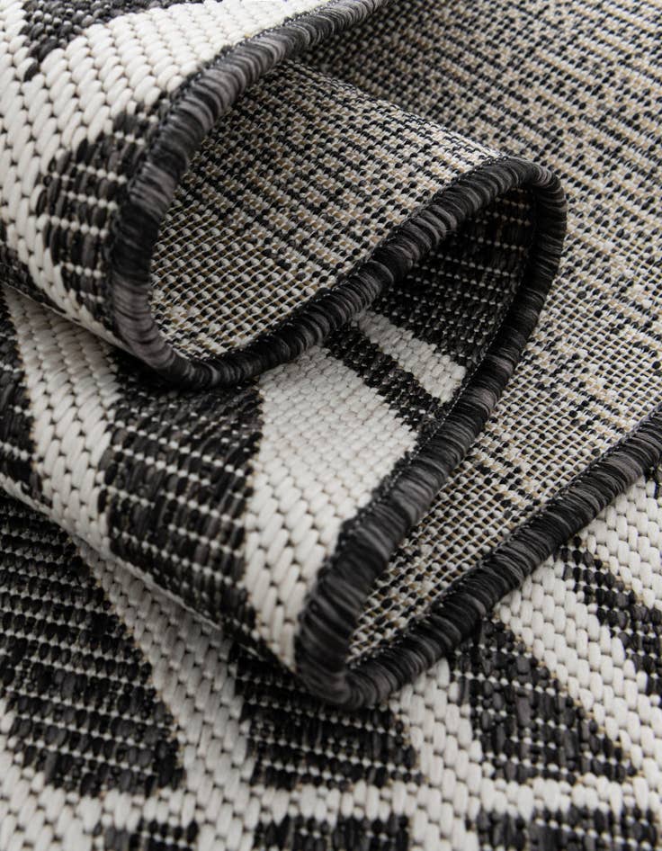 Detail image of 6' x 9' Easy-Clean Botanical Indoor / Outdoor Rug