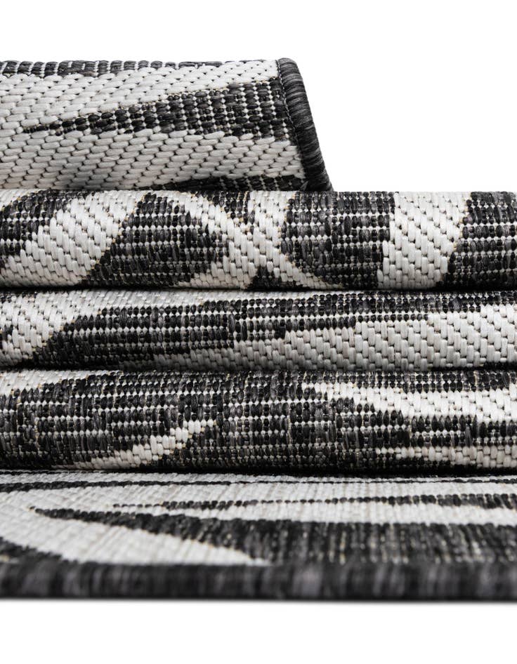 Detail image of 6' x 9' Easy-Clean Botanical Indoor / Outdoor Rug