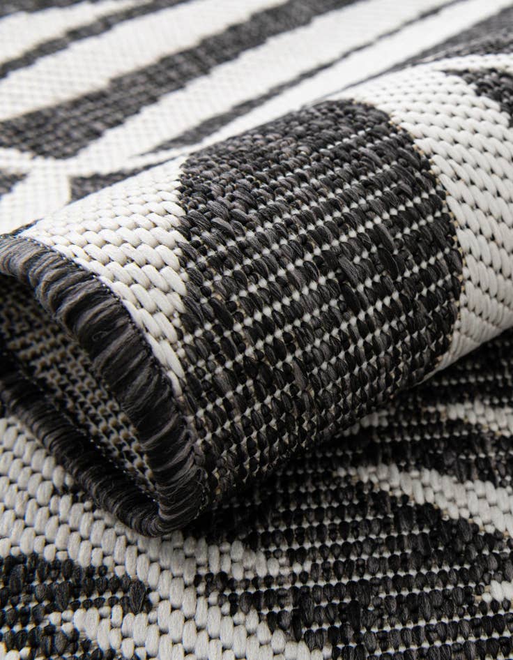 Detail image of 4' x 6' Easy-Clean Botanical Indoor / Outdoor Rug