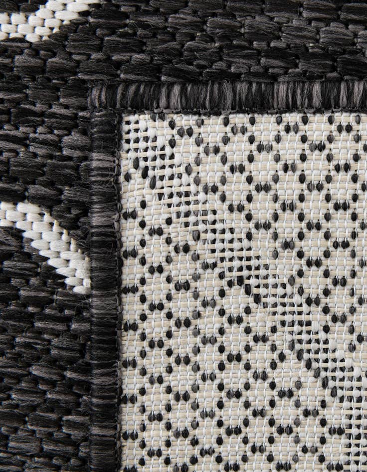 Detail image of 9' x 12' Easy-Clean Lattice Indoor / Outdoor Rug