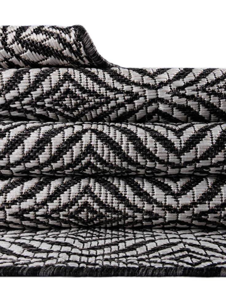 Detail image of 7' x 10' Easy-Clean Lattice Indoor / Outdoor Rug