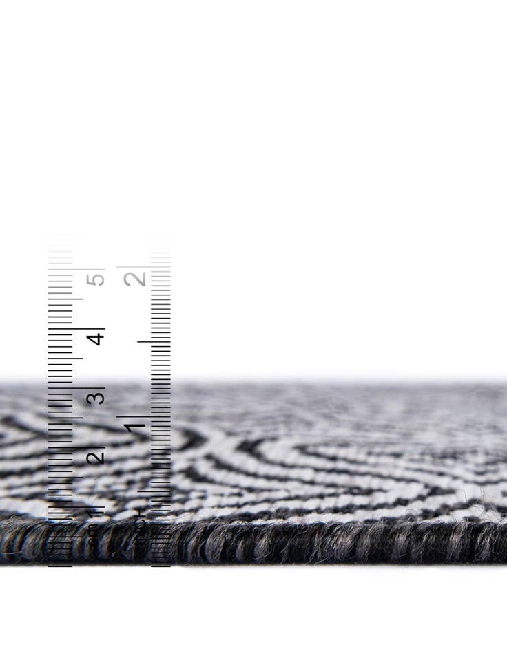 Detail image of 7' x 10' Easy-Clean Lattice Indoor / Outdoor Rug