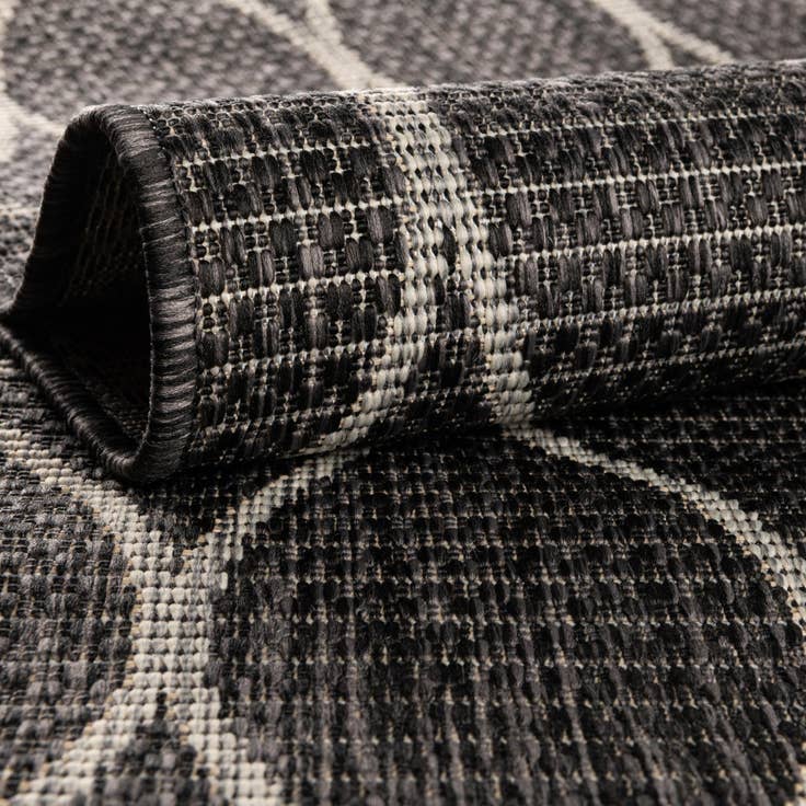 Detail image of 4' x 6' Easy-Clean Lattice Indoor / Outdoor Rug