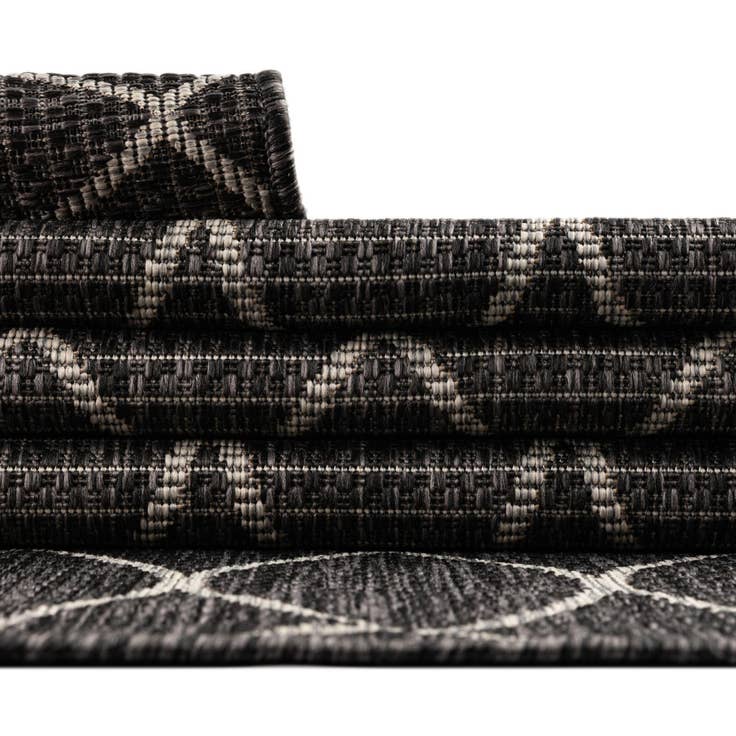 Detail image of 4' x 6' Easy-Clean Lattice Indoor / Outdoor Rug