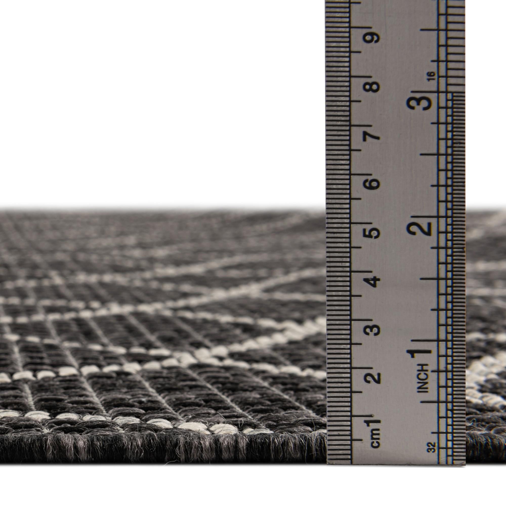 4' x 6' Easy-Clean Lattice Indoor / Outdoor Rug