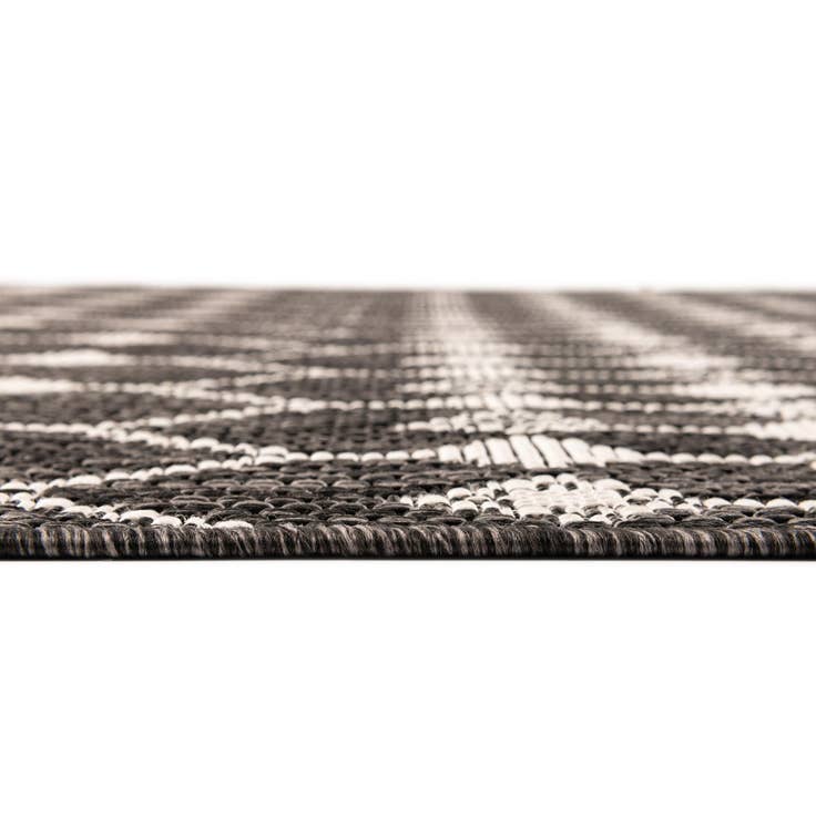 Detail image of 2' x 3' Easy-Clean Lattice Indoor / Outdoor Rug