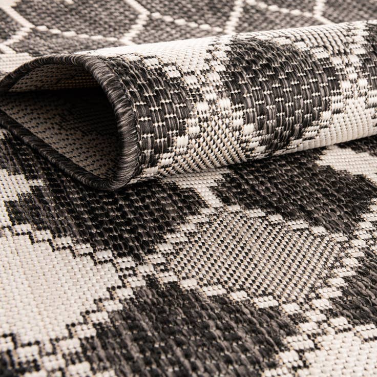 Detail image of 2' x 3' Easy-Clean Lattice Indoor / Outdoor Rug