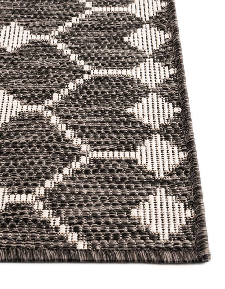 Detail image of 5' 3 x 8' Washable Lattice Indoor / Outdoor Rug